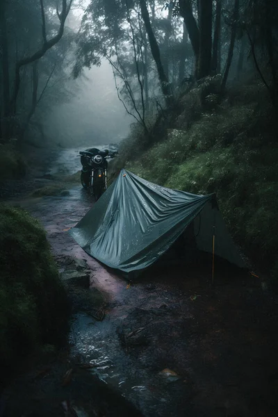 Wilderness Survival Tienda Bosquejos Bajo Lona Bajo Fuerte Lluvia Abrazando — Foto de Stock