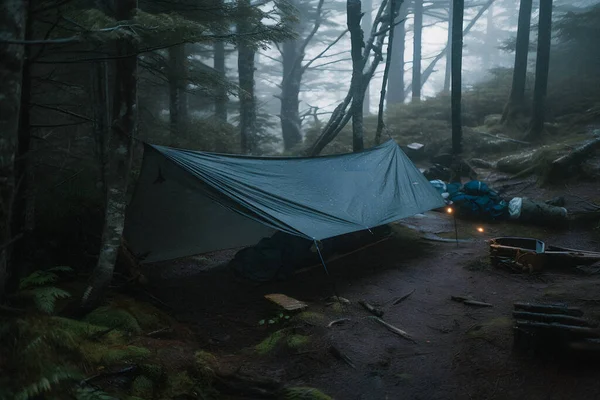 Wilderness Survival Bushcraft Tent Tarp Heavy Rain Αγκαλιάζοντας Chill Dawn — Φωτογραφία Αρχείου