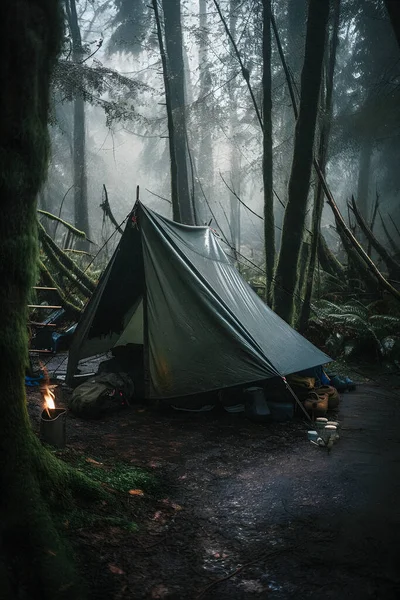 荒野のサバイバル 激しい雨の中でのブッシュクラフトテント 夜明けの寒さを受け入れる 耐久性と回復力のシーン — ストック写真