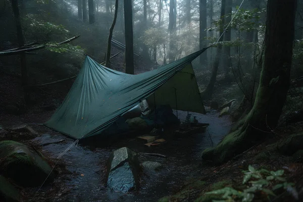 Sopravvivenza Selvaggia Bushcraft Tenda Sotto Telone Forte Pioggia Abbracciando Freddo — Foto Stock