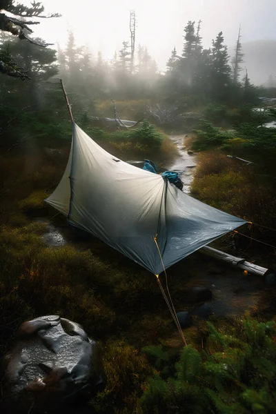 Wilderness Survival Bushcraft Tent Tarp Heavy Rain Αγκαλιάζοντας Chill Dawn — Φωτογραφία Αρχείου