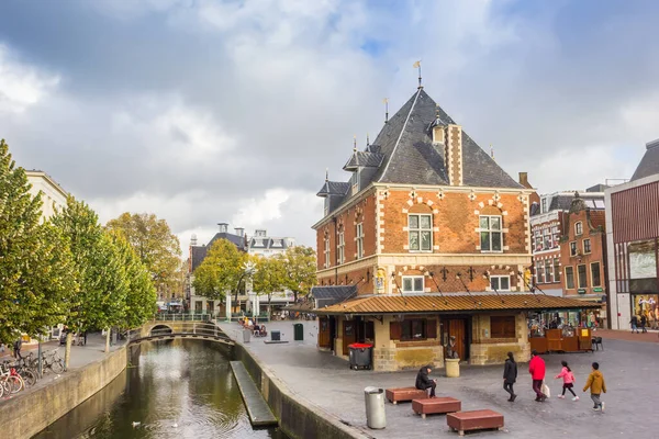 オランダ レーワルデンの中央運河にある歴史的建造物 — ストック写真