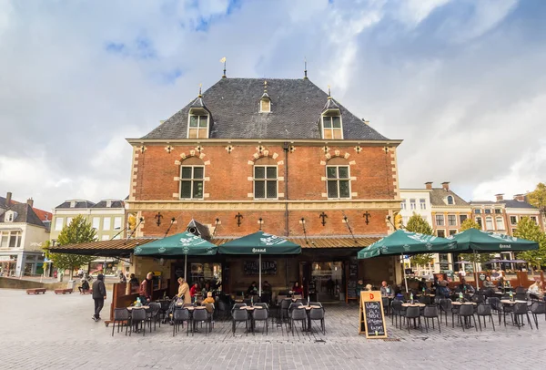 オランダの歴史的重さのあるレストランの人々 — ストック写真
