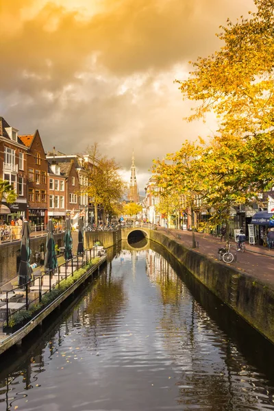 荷兰Leeuwarden历史性运河的秋天色彩 — 图库照片