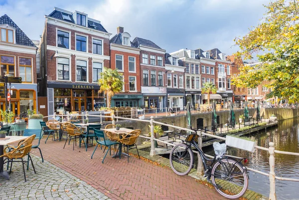 荷兰勒沃登历史性的运河上的桥上骑自行车 — 图库照片