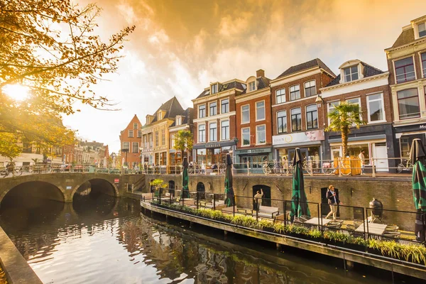 秋天的阳光照射在荷兰勒沃登的一条运河上 — 图库照片