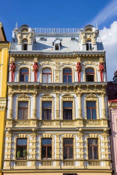 チェコ共和国リベレツの黄色の歴史的家屋の正面ファサード — ストック写真