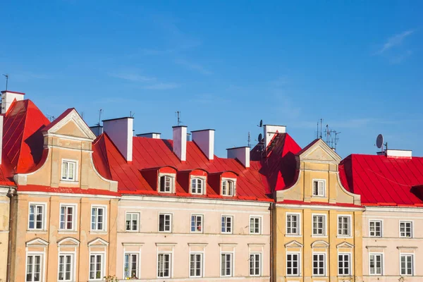 ポーランドのルブリンの中心部にあるカラフルな赤い屋根 — ストック写真