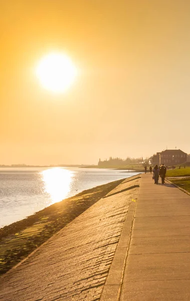 Цветное Солнце Отражающееся Море Дамбе Вильгельмсхафене Германия — стоковое фото