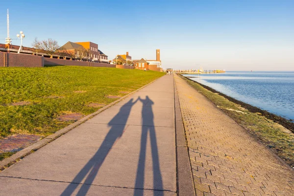 Shadow Couple Holding Hands Dike Wilhelmshaven Germany — Stock Photo, Image