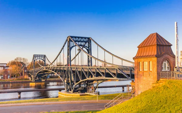 ドイツ ヴィルヘルムスハーフェンの歴史的な橋の上にカラフルな太陽の光 — ストック写真