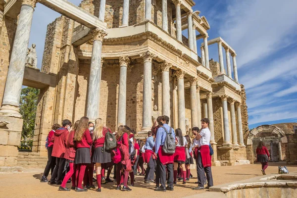 Σχολική Τάξη Ντυμένη Στολή Στο Ιστορικό Ρωμαϊκό Θέατρο Της Μερίδας — Φωτογραφία Αρχείου