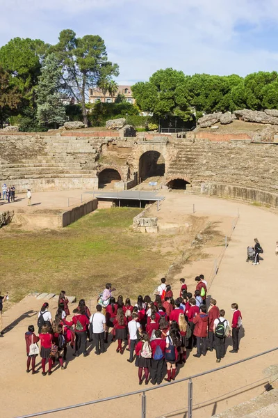 Σχολική Τάξη Πάρει Μια Περιήγηση Στο Ρωμαϊκό Θέατρο Της Μέριδα — Φωτογραφία Αρχείου