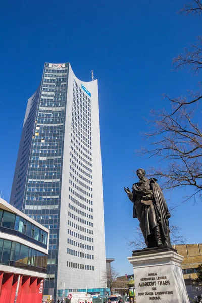 Estatua Albrecht Thaer Frente Torre Panorámica Leipzig Alemania — Foto de Stock