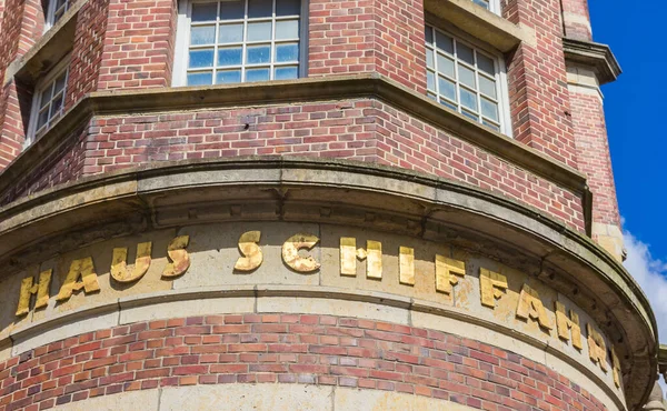 Name Auf Der Fassade Des Historischen Roten Backsteinhauses Schiffahrt Emden — Stockfoto