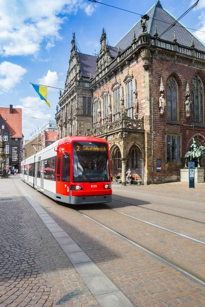 Трамвай Перед Історичною Будівлею Мерії Міста Бремен Німеччина — стокове фото