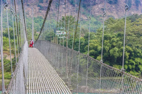 Mulheres Cruzando Ponte Suspensa Sobre Rio Trishuli Nepal — Fotografia de Stock