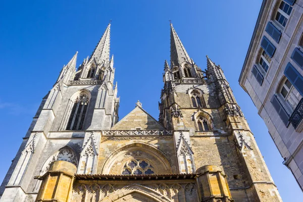Türme Der Historischen Kathedrale Von Bayonne Frankreich lizenzfreie Stockbilder