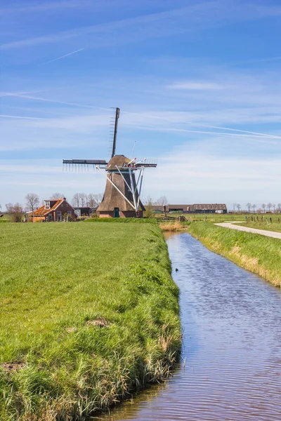 Storico Mulino Vento Olandese Nel Paesaggio Vicino Sauwerd Paesi Bassi — Foto Stock