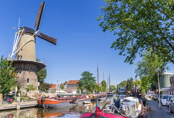 Moinho Vento Navios Históricos Canal Gouda Países Baixos — Fotografia de Stock