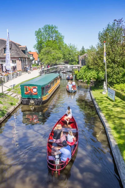 Elektryczne Łodzie Motorowe Turystami Centralnym Kanale Giethoorn Holandia — Zdjęcie stockowe