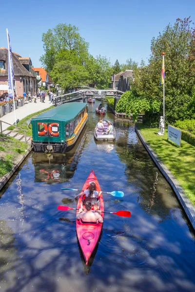 Kanoe Motorówki Kanale Centralnym Giethoorn Holandia — Zdjęcie stockowe