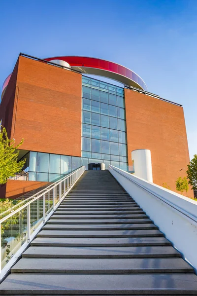 デンマークのオーフスにあるアロス美術館の入口に至る階段 — ストック写真