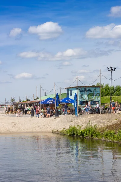 Personas Disfrutando Del Clima Primaveral Playa Harderwijk Países Bajos — Foto de Stock