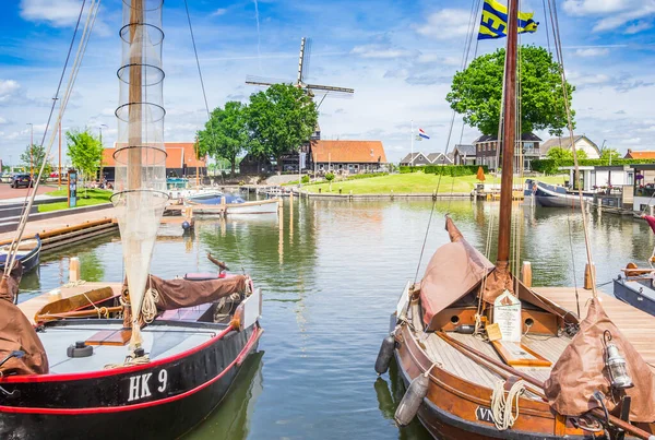 オランダ ハーダーウィクの内側港にある古いオランダの木製帆船 — ストック写真