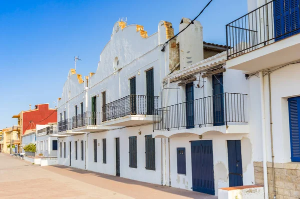 Rumah Putih Dengan Pintu Biru Jalan Comarruga Spanyol — Stok Foto
