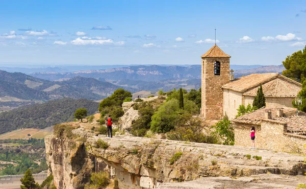 Pessoas Penhasco Apreciando Vista Sobre Montanhas Igreja Siurana Espanha — Fotografia de Stock