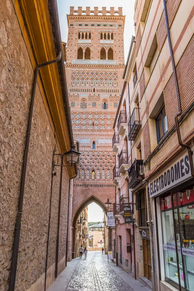 西班牙Teruel的Torre Salvgate下的Cobblestoned街 — 图库照片