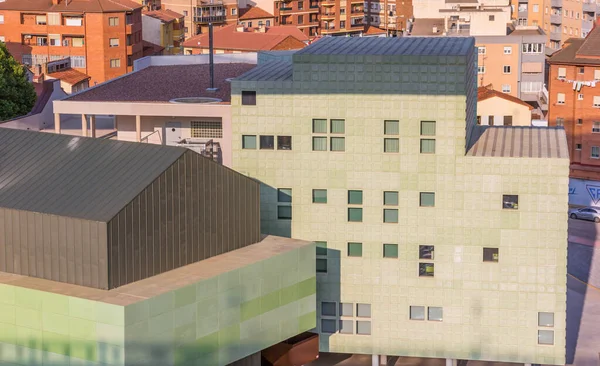 スペインテルエル市中心部の近代的な緑の建物 — ストック写真