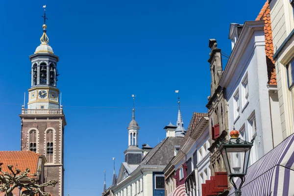 カンペンにタワーと歴史的家屋 オランダ — ストック写真