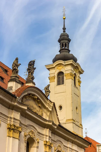 チェコ共和国プラハの歴史的裁判所とサイモン教会 — ストック写真