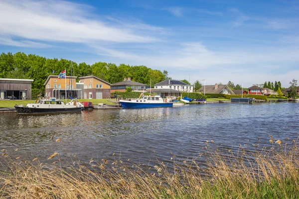 Lodě Domy Břehu Jezera Zuidlaardermeer Groningenu Nizozemsko — Stock fotografie