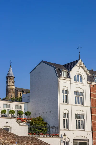 Casa Blanca Histórica Torre Iglesia Muralla Ciudad Maastricht Países Bajos — Foto de Stock