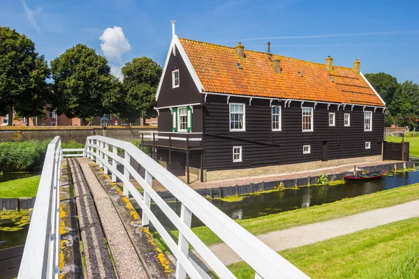 Pequena Ponte Que Leva Uma Casa Madeira Enkhuizen Países Baixos — Fotografia de Stock