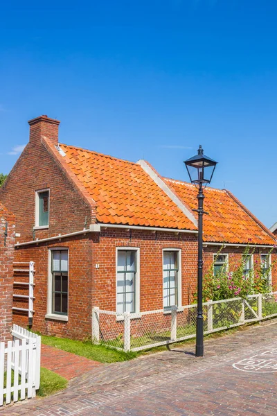Gatubelysning Framför Ett Gammalt Hus Enkhuizen Nederländerna — Stockfoto