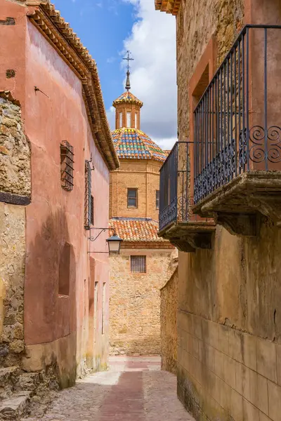 Rua Estreita Que Leva Igreja Histórica Albarracin Espanha — Fotografia de Stock