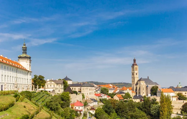与耶稣会和Kutna Hora教堂塔的天际线 捷克共和国 免版税图库图片