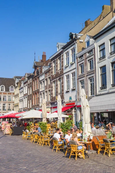 Ludzie Cieszący Się Letnią Pogodą Rynku Maastricht Holandia Zdjęcia Stockowe bez tantiem