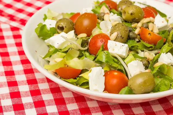 Zeytinli Yeşil Salata Yunan Fetası Kapari Vişneli Domates — Stok fotoğraf