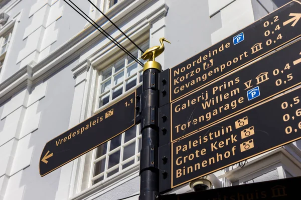 荷兰登哈格历史名城顶部有一只金鹤的旅游标志 — 图库照片
