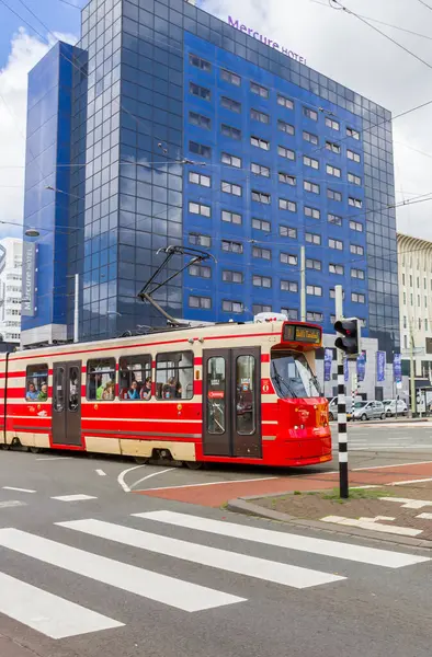 Tram Vermelho Atravessando Praça Spui Den Haag Países Baixos Imagens Royalty-Free