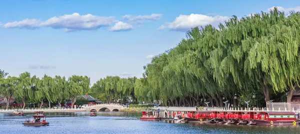 stock image Panorama of willow trees and chinese boats at the Qianhai lake in Beijing, China