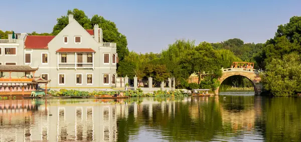 stock image Panorama of a house and bridge in Quyuan garden at West lake in Hangzhou, China