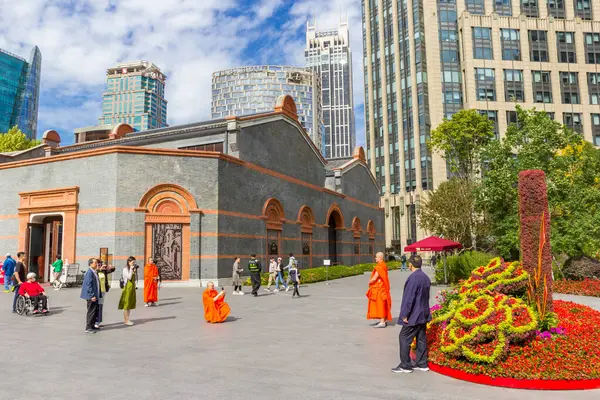 stock image People at a memorial monument in Xintiandi in Shanghai, China