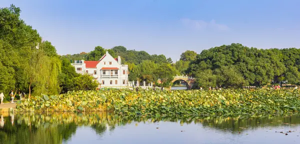 stock image Panorama of the Quyuan garden at the West lake in Hangzhou, China