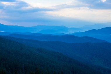 Gorgany, Doğu Karpatlar ve Ukrayna üzerindeki bulutlu gökyüzü.